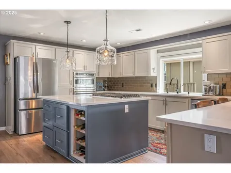 460 N Tomahawk Island Drive Portland OR 97217