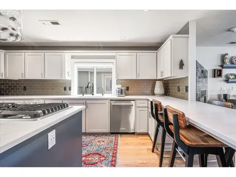 460 N Tomahawk Island Drive Portland OR 97217