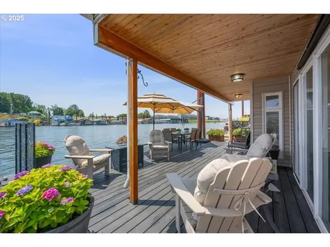 460 N Tomahawk Island Drive Portland OR 97217