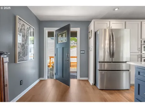 460 N Tomahawk Island Drive Portland OR 97217