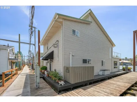 460 N Tomahawk Island Drive Portland OR 97217