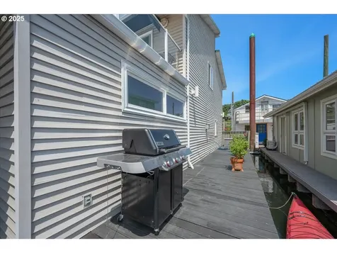 460 N Tomahawk Island Drive Portland OR 97217