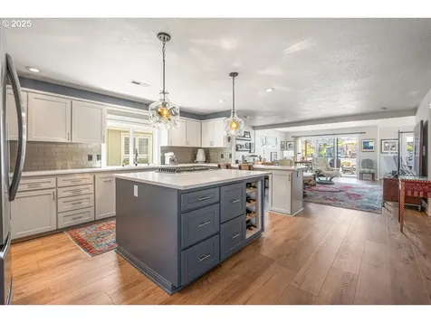 460 N Tomahawk Island Drive Portland OR 97217