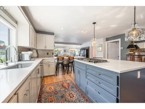 460 N Tomahawk Island Drive Portland OR 97217