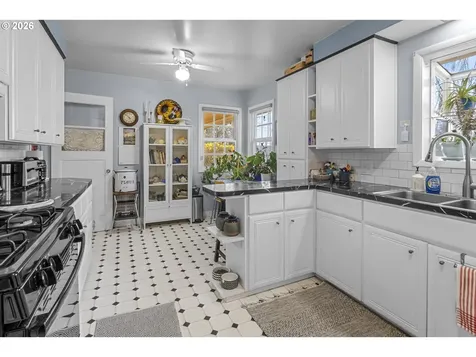 408 SW Chapman Street Sheridan OR 97378