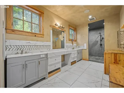 39577 SE Kitzmiller Road Eagle Creek OR 97022