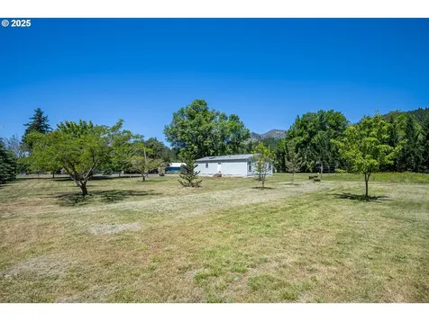 23056 N Umpqua Highway Idleyld Park OR 97447
