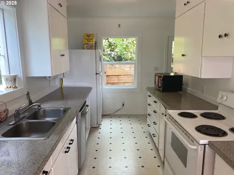 1715 NW 35th Place Lincoln City OR 97367