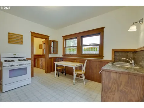 1403 SE Salmon Street Portland OR 97214