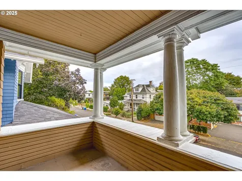 1403 SE Salmon Street Portland OR 97214