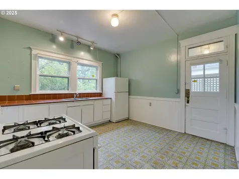 1403 SE Salmon Street Portland OR 97214