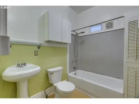 1403 SE Salmon Street Portland OR 97214