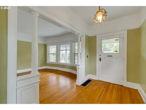 1403 SE Salmon Street Portland OR 97214