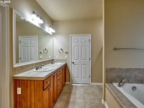 429 Turnberry Avenue Woodburn OR 97071