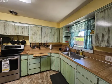 1899 Linnell Avenue Roseburg OR 97471
