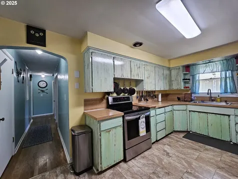 1899 Linnell Avenue Roseburg OR 97471