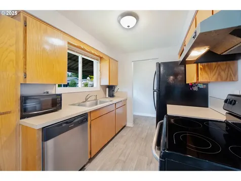 935 Genie Street SE Salem OR 97306