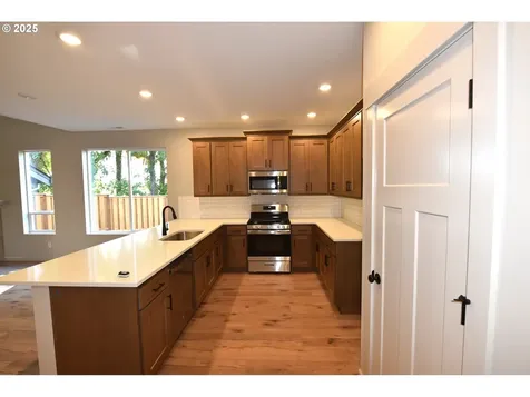 871 Oakleaf Way Silverton OR 97381