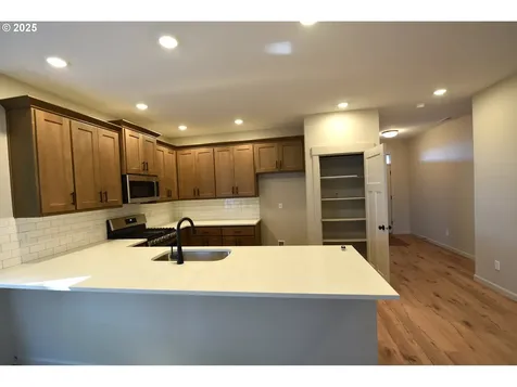 871 Oakleaf Way Silverton OR 97381