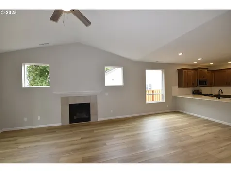 871 Oakleaf Way Silverton OR 97381