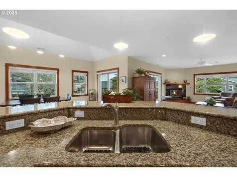123 S Hemlock Street Cannon Beach OR 97110