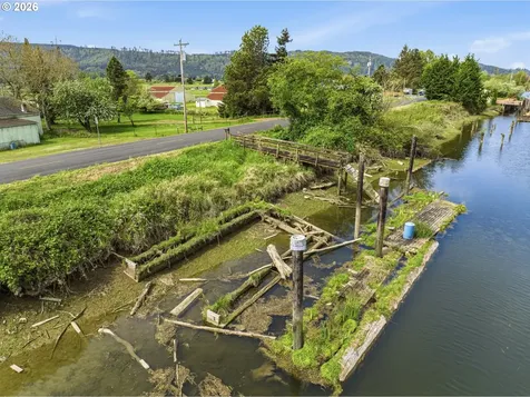 77 S Welcome Slough Road Cathlamet WA 98612