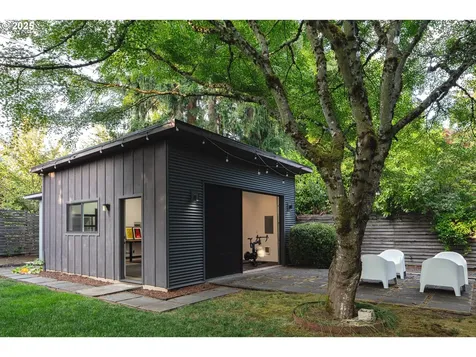 639 SE Andover Place Portland OR 97202