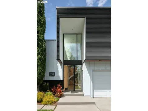 639 SE Andover Place Portland OR 97202