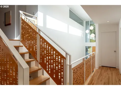 639 SE Andover Place Portland OR 97202