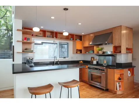 639 SE Andover Place Portland OR 97202