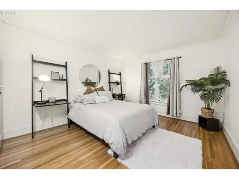 1811 NW Couch Street Portland OR 97209