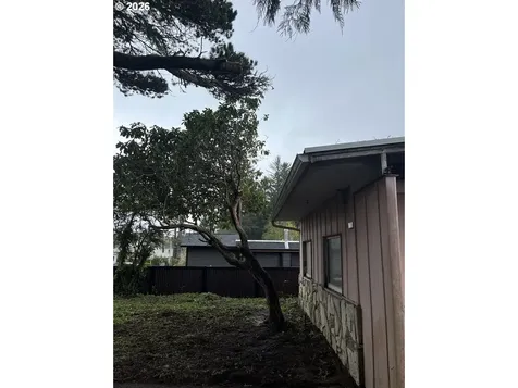 681 SE Port Avenue Lincoln City OR 97367