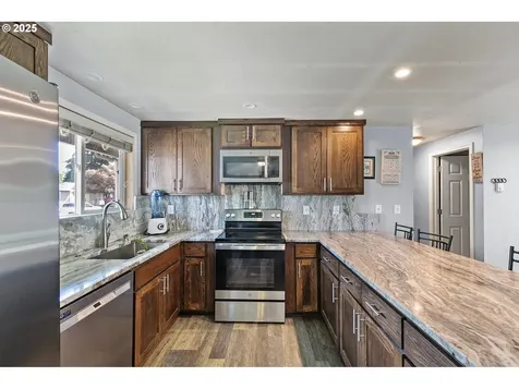 1221 Kenray Loop Springfield OR 97477