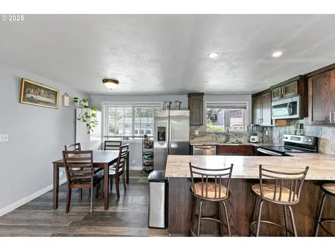 1221 Kenray Loop Springfield OR 97477