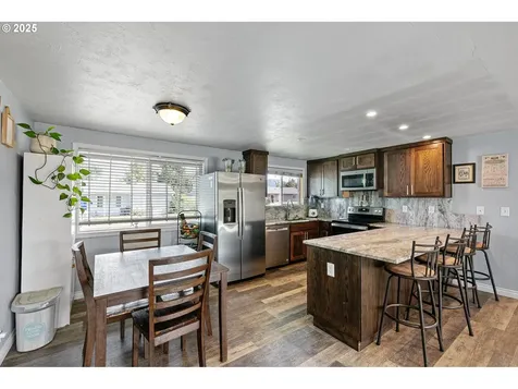 1221 Kenray Loop Springfield OR 97477