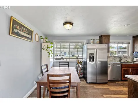 1221 Kenray Loop Springfield OR 97477