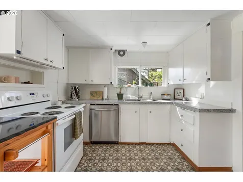 7738 SW 31st Avenue Portland OR 97219