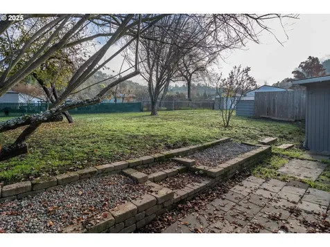 1551 NE Morris Street Roseburg OR 97470