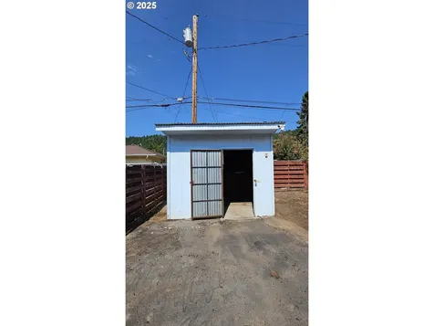 47861 Commercial Street Oakridge OR 97463