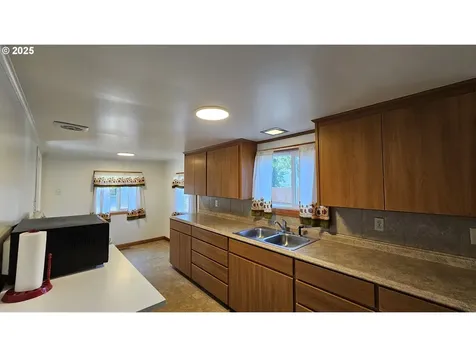 47861 Commercial Street Oakridge OR 97463