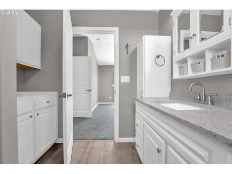 24895 Mccutcheon Avenue Veneta OR 97487