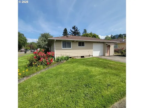 47858 W 1st Street Oakridge OR 97463