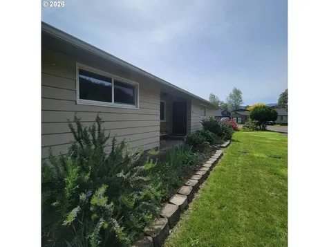 47858 W 1st Street Oakridge OR 97463
