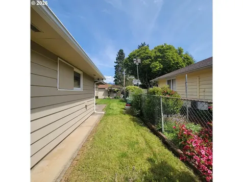 47858 W 1st Street Oakridge OR 97463