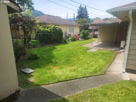 47858 W 1st Street Oakridge OR 97463