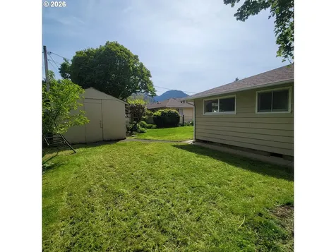 47858 W 1st Street Oakridge OR 97463