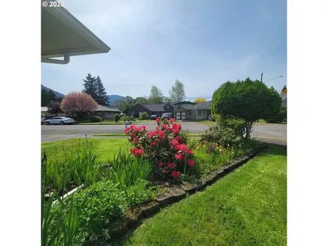 47858 W 1st Street Oakridge OR 97463