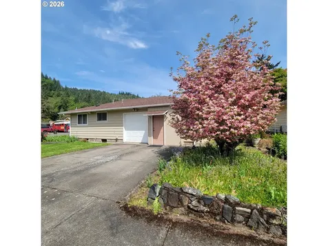 47858 W 1st Street Oakridge OR 97463