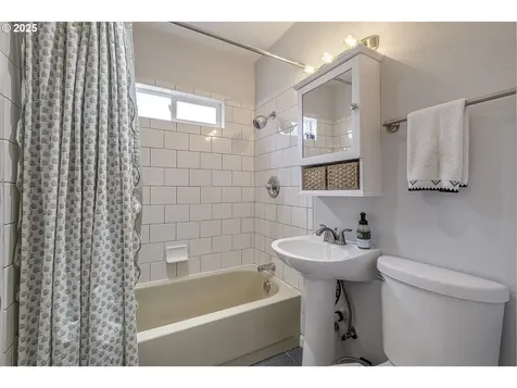 6711 SE 76th Avenue Portland OR 97206