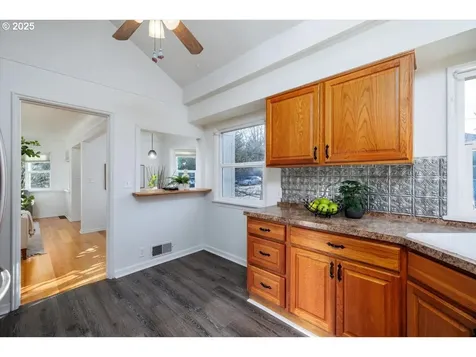 5543 NE Couch Street Portland OR 97213